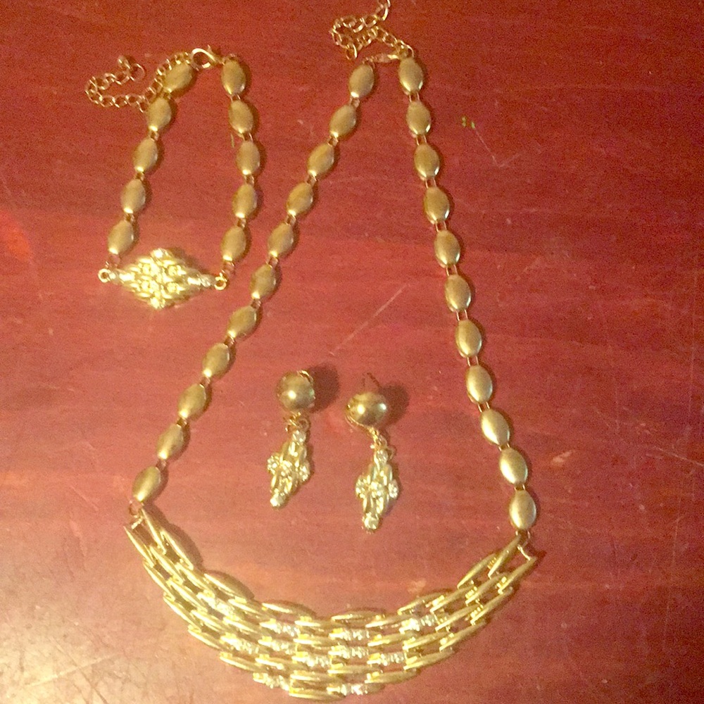 A set of Jewelry GOLD plated. ONLY 1 set LEFT
